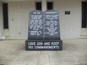 Ten_Commandments_marker_in_front_of_Dixie_County_Courthouse