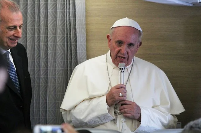 Pope_Francis_on_papal_flight